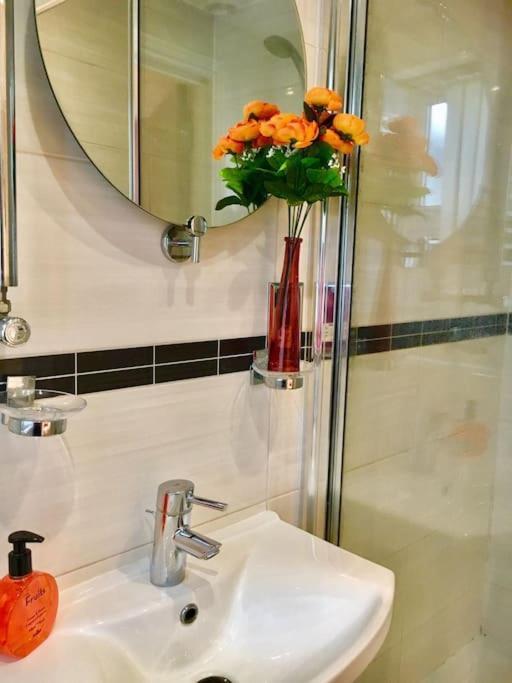 One Bedroom Flat In Central Londra Esterno foto